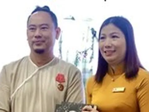 Võ Việt Chung tặng ba bộ áo dài đặc biệt cho Bảo tàng Phụ nữ Nam Bộ