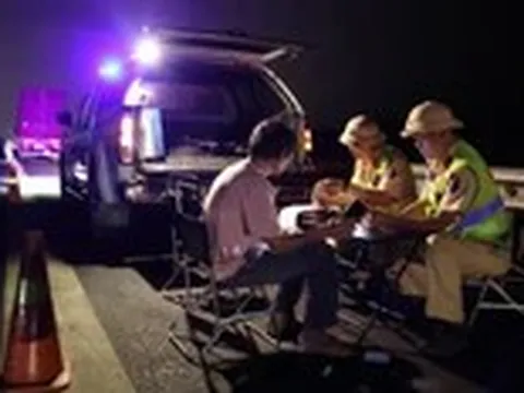 Đêm trắng của cảnh sát trên cao tốc 460 km: Ngăn tài xế dừng sai, ngủ trên làn khẩn cấp