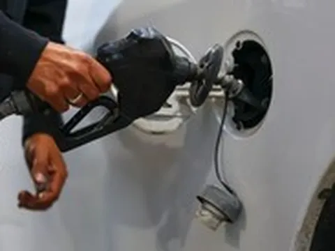 Giá dầu lên 112 USD/thùng, Mỹ tung loạt biện pháp hạ nhiệt