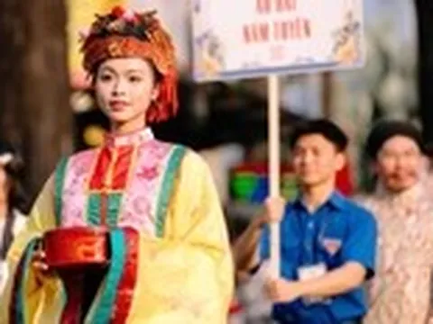 Hơn 1.000 bạn trẻ diện Việt phục diễu hành giữa trung tâm TP.HCM