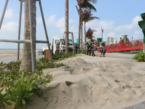 Cát biển 'tấn công' công viên nghìn tỷ ở Vũng Tàu, sáng dọn chiều lại bị vùi lấp