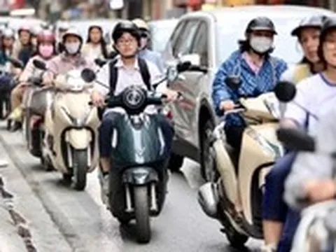 Giá xăng và những thay đổi 'chiến lược' của người trẻ