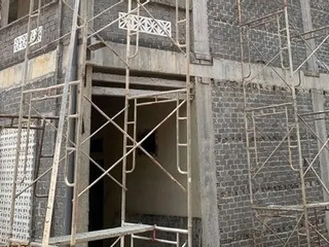 Rơi từ giàn giáo công trình trường học xuống đất, 3 công nhân thương vong