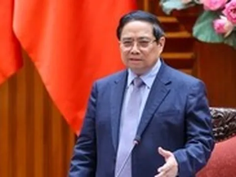 Thủ tướng: Thực hiện nghiêm chỉ đạo của Bộ Chính trị về đảm bảo nguồn cung xăng dầu, giá ổn định