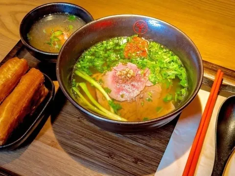 Chi Pu chuyển nhượng nhà hàng phở tại Trung Quốc