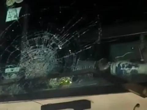 Ô tô liên tiếp vỡ kính khi chạy qua cao tốc ở Quảng Trị