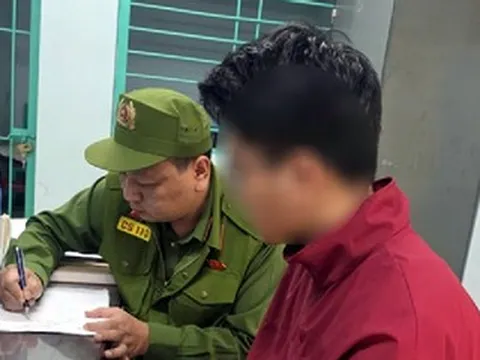 Thanh niên dùng điện thoại quay lén nhà vệ sinh nữ ở Hà Nội