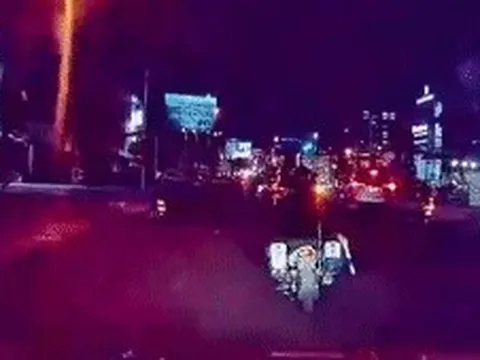 TPHCM: Công an phường hú còi mở đường, đưa người phụ nữ nghi tai biến đi cấp cứu