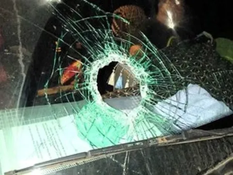 Bị ném đá, nhiều xe tải vỡ kính khi chạy trên cao tốc Bắc - Nam