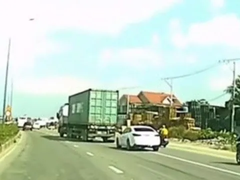Hãi hùng xe container “đánh võng” trên đường Mỹ Phước - Tân Vạn