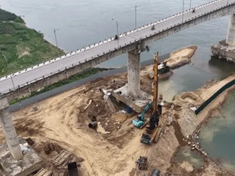 Sau sự cố trơ lõi thép, rầm rộ máy móc sửa chữa trụ cầu Sông Lô