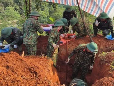 Phát hiện lọ thuỷ tinh đựng di vật chôn kèm hài cốt liệt sĩ