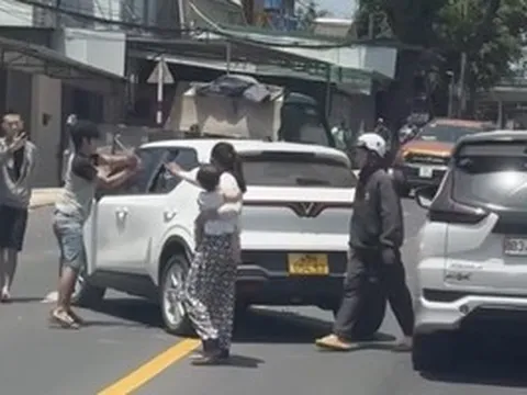 CLIP: Người chồng đập phá xe taxi chở vợ giữa phố