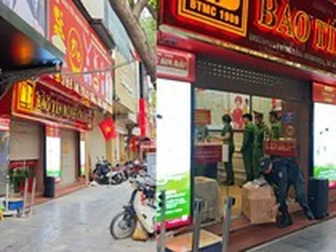 Cận cảnh cửa hàng Bảo Tín Minh Châu vào lúc này: Nhiều cảnh sát xuất hiện, hàng loạt thùng carton được thu giữ