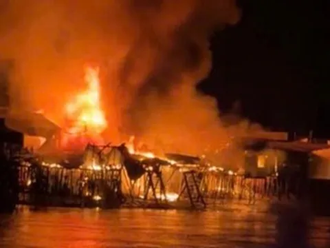 Biển lửa thiêu rụi dãy nhà gần chợ Vàm Đầm