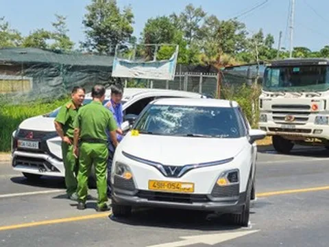 Chồng lái ô tô đuổi theo, đập phá taxi chở vợ