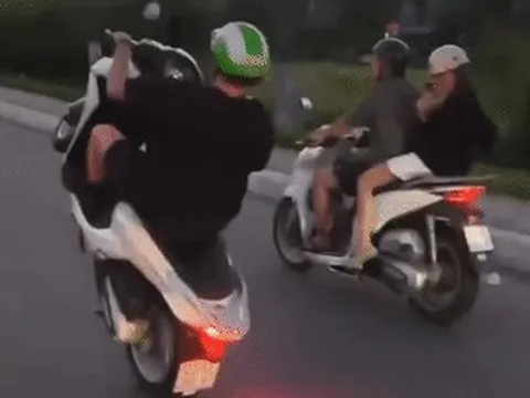 Công an xác minh clip người đàn ông nước ngoài 'bốc đầu' xe máy trên đường
