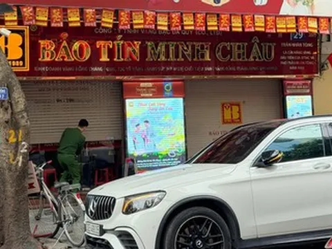 Công an xuất hiện tại cửa hàng vàng Bảo Tín Minh Châu ở Hà Nội