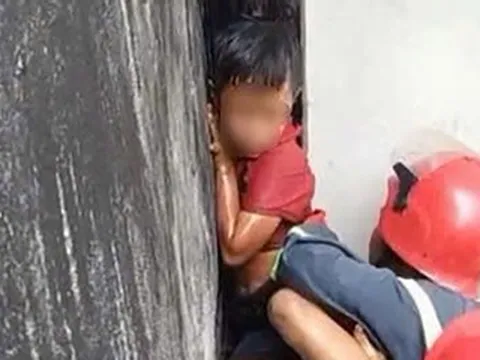 Giải cứu bé trai 9 tuổi mắc kẹt giữa hai bức tường ở TPHCM