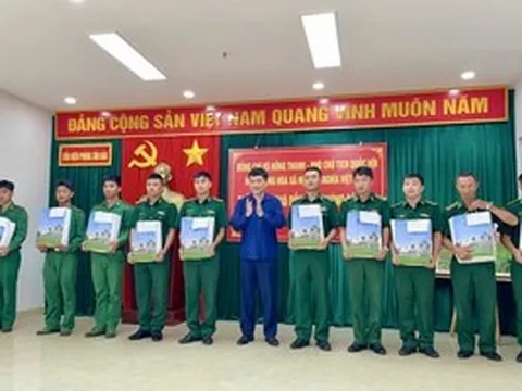 Phó chủ tịch Quốc hội Vũ Hồng Thanh thăm, tặng quà Đồn Biên phòng Côn Đảo