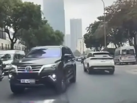 Tài xế ô tô tự lắp đèn ưu tiên rồi chạy trên phố Hà Nội