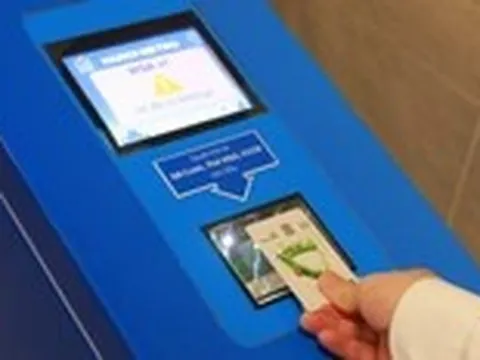 Vietcombank ra mắt thẻ 'chạm là đi' trên metro Hà Nội