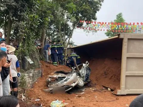 Xe đầu kéo lật, đè bẹp ô tô con và xe máy khiến 2 phụ nữ tử vong