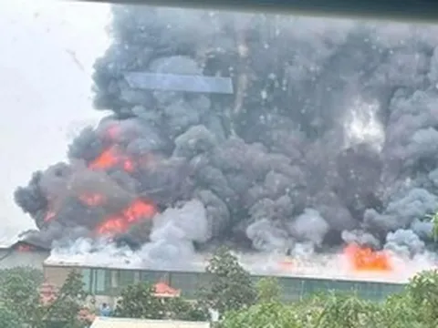 Hoả hoạn tại nhà xưởng ở Hưng Yên, khói đen bốc cao ngùn ngụt