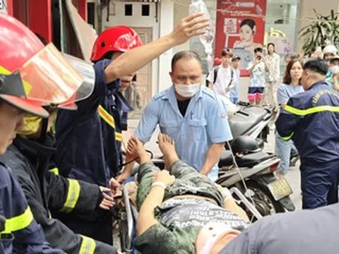 Giải cứu nam thanh niên mắc kẹt trong thang máy chở hàng ở Hà Nội