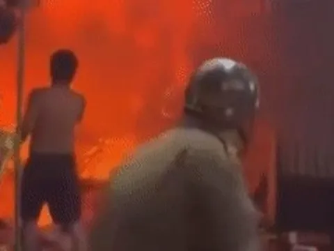 Lửa ngùn ngụt bao trùm cửa hàng kinh doanh đồ nhựa, người dân hoảng hốt dời tài sản