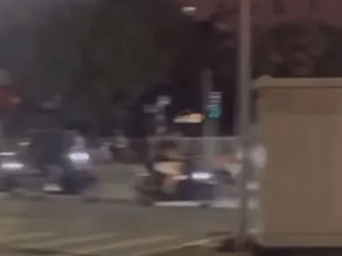 Cảnh sát xác định nguyên nhân ban đầu vụ ô tô Lexus tông loạt xe ở Hà Nội