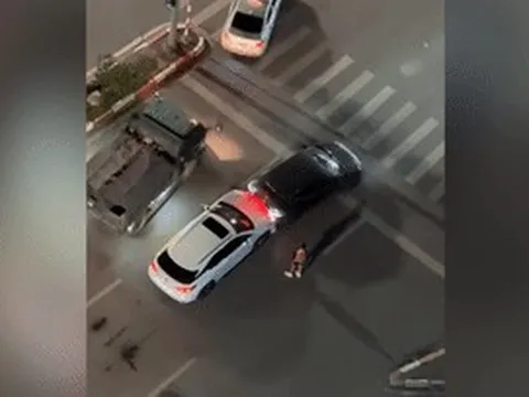 Clip ghi lại tình tiết bất ngờ trong vụ ô tô Lexus tông loạt xe ở Hà Nội
