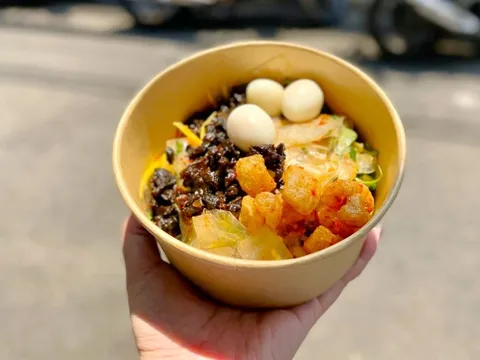 Tranh cãi bánh tráng trộn 'ảo giá' sau khi Trấn Thành review