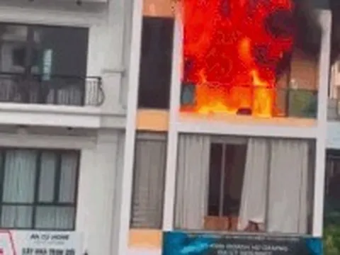 Cháy dữ dội tại căn nhà 4 tầng, khói đen đặc bốc ngùn ngụt