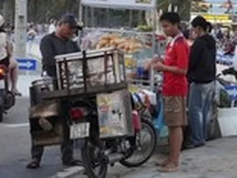 Hàng rong vẫn 'tung hoành' trên đường du lịch ven biển Đà Nẵng