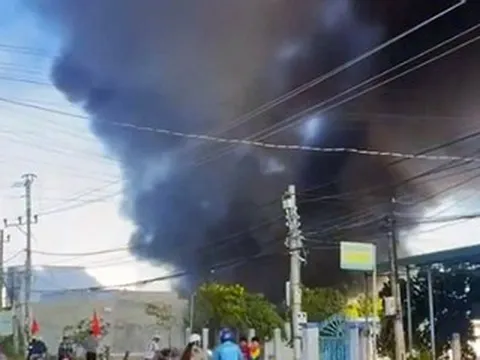 Nhà để xe bất ngờ bốc cháy dữ dội, ô tô con bị thiêu rụi