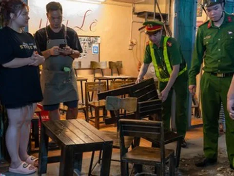 Các quán cà phê đường tàu vội đóng cửa, tắt đèn khi thấy công an