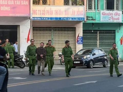 Công an xuất hiện tại nơi làm việc của Giám đốc Trung tâm dịch vụ đấu giá Lâm Đồng