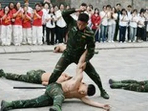 Sinh viên thích thú xem đặc công biểu diễn, ăn cơm bộ đội và nghe chuyện gìn giữ hòa bình