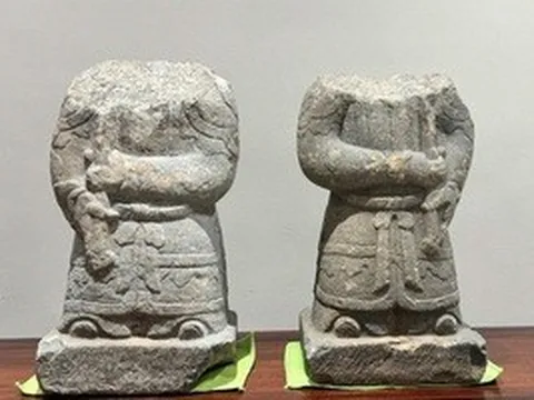 Tìm thấy 2 bức tượng cổ bị mất đầu ở đền Thần