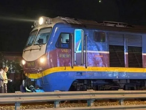 Tàu hỏa va chạm với xe máy tại Hà Nội, 2 người phụ nữ tử vong