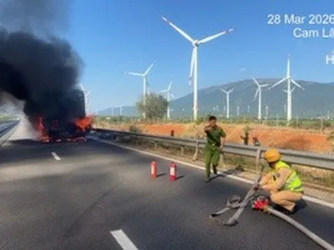Xe tải cháy dữ dội trên cao tốc Cam Lâm – Vĩnh Hảo, kẹt xe hơn 1 km