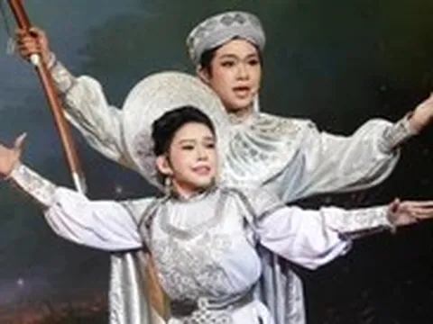 Bình Tinh hạnh phúc diễn cùng các con trong cải lương sử Việt Tây Sơn nữ tướng