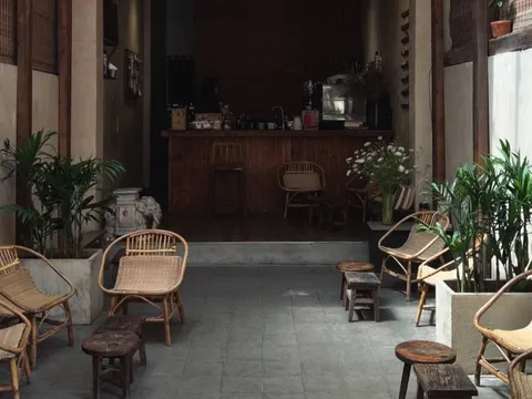 Quán cà phê chật vật