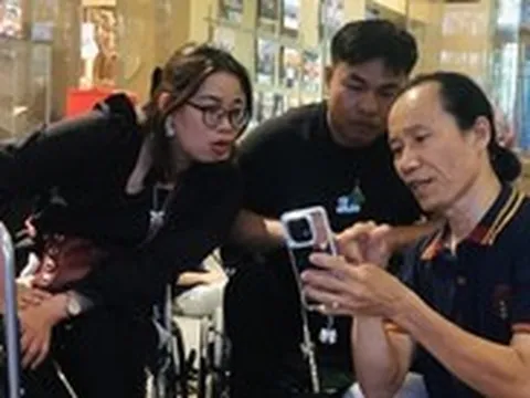 Lớp học đặc biệt giúp nạn nhân da cam lưu giữ khoảnh khắc bằng điện thoại