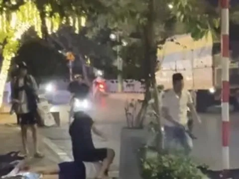 Xác minh vụ nhóm người đi ô tô ngược chiều, hành hung nam sinh giữa đêm ở Hà Nội