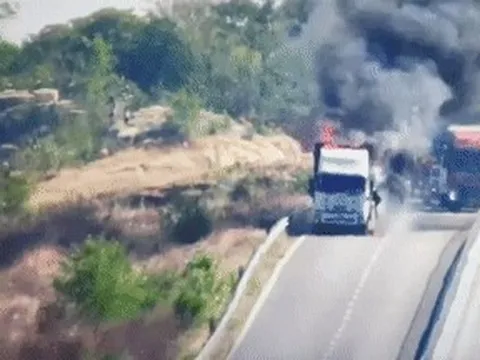 Xe chở máy móc cháy trơ khung trên cao tốc Cam Lâm - Vĩnh Hảo