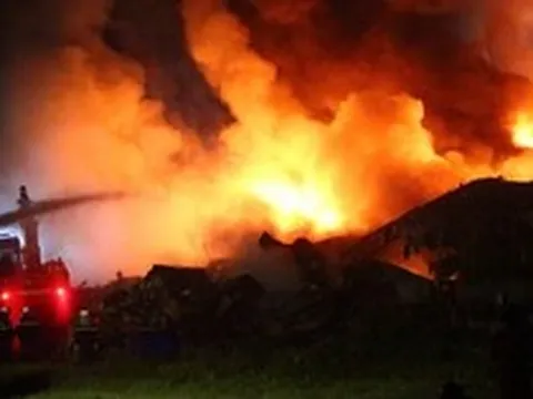 Hiện trường vụ cháy kho xưởng gần Bệnh viện K Tân Triều: Lửa bao trùm trong đêm, chữa cháy suốt nhiều giờ