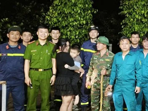 Băng đồi tìm kiếm bé trai 5 tuổi đi lạc trong đêm