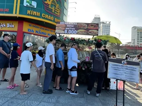 Xử lý xe bánh mì vỉa hè hút khách Tây xếp hàng chờ mua ở Đà Nẵng